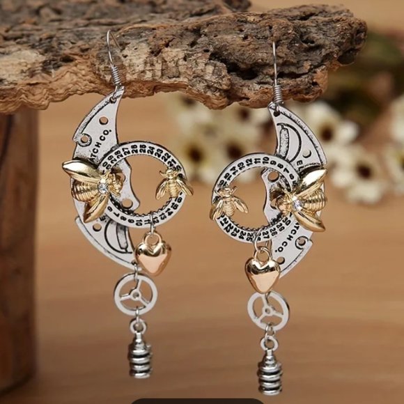 Jewelry - Bee steampunk antique style drop earrings
